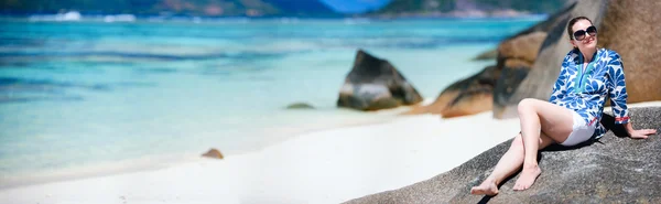 Foto Panorâmica Jovem Mulher Bonita Relaxando Praia Seychelles — Fotografia de Stock