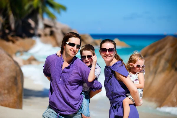Familj med två barn på semester — Stockfoto