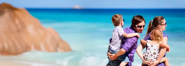 Panoramic photo of family on vacation — Stock Photo, Image