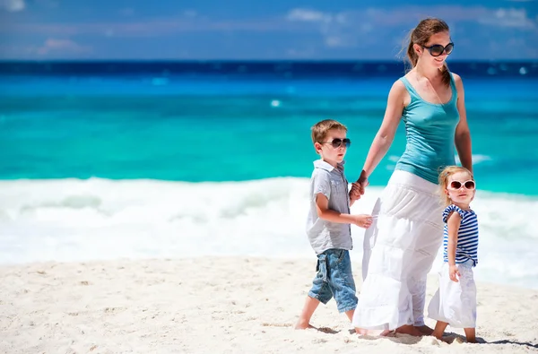 年轻的母亲和她两个孩子在热带海滩度假 — 图库照片