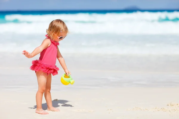 可爱的幼儿女孩在白沙滩上玩海滩玩具 — 图库照片