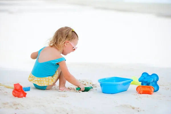 Adorable Niña Jugando Con Juguetes Playa Playa Arena Blanca — Foto de Stock