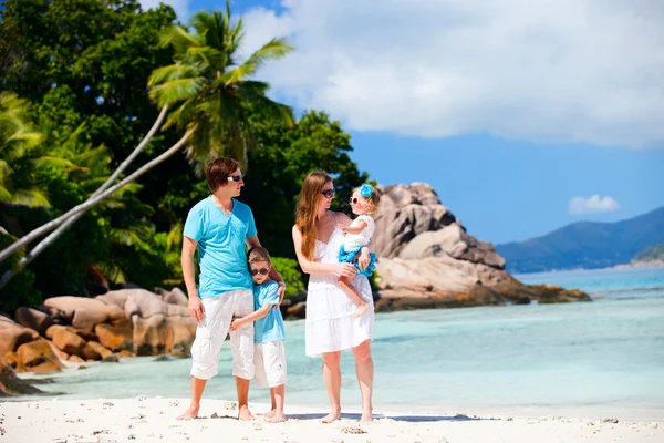 快乐年轻的家庭和两个孩子在热带度假的肖像 — 图库照片