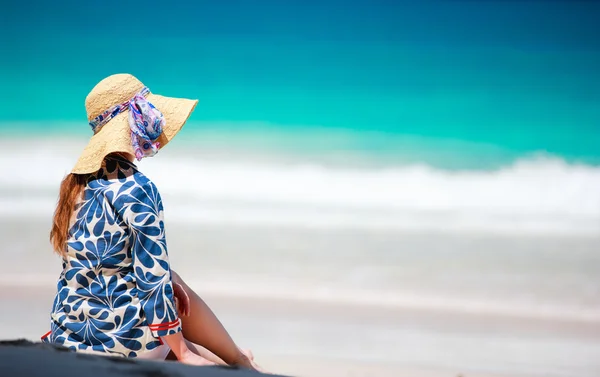 Giovane Donna Cappello Rilassante Sulla Spiaggia Tropicale — Foto Stock