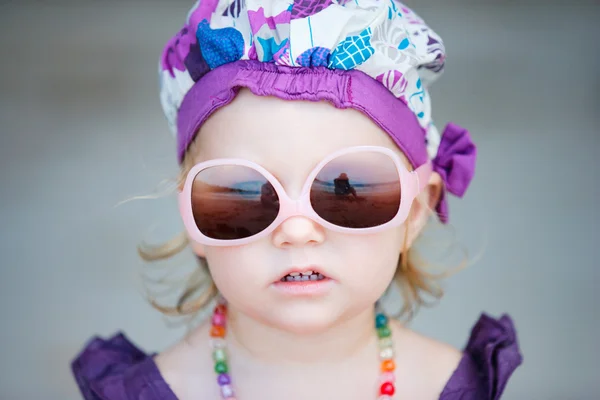 服を着た愛らしい幼児の女の子の空想の肖像画 — ストック写真