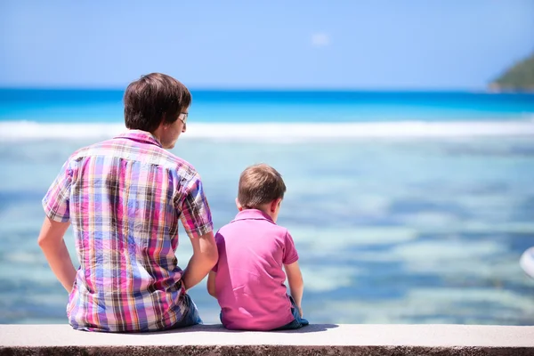 Vista Posteriore Padre Figlio Seduti Insieme Guardando Verso Oceano — Foto Stock