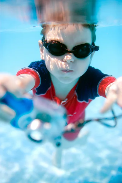 Süße Jährige Junge Schwimmt Unter Wasser Und Macht Fotos — Stockfoto