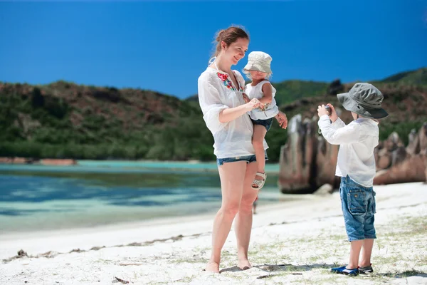 Mutter Hält Krabbe Während Ihr Sohn Ein Foto Macht — Stockfoto