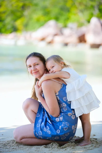 Ευτυχισμένη Μητέρα Και Κόρη Αξιολάτρευτο Μικρό Στην Παραλία — Φωτογραφία Αρχείου