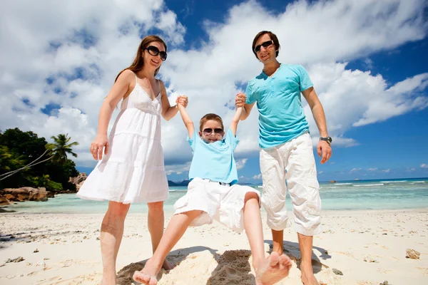 Família feliz em férias tropicais — Fotografia de Stock