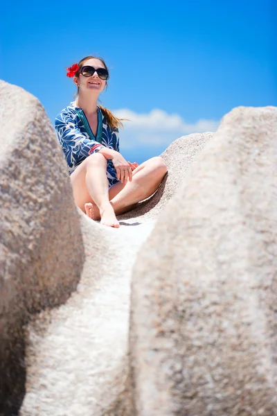 アンス ソース で若くてきれいな女性ですか セーシェルの銀色のビーチ — ストック写真