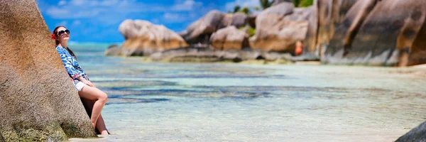 Foto Panorâmica Jovem Mulher Bonita Anse Fonte Praia Argent Seychelles — Fotografia de Stock