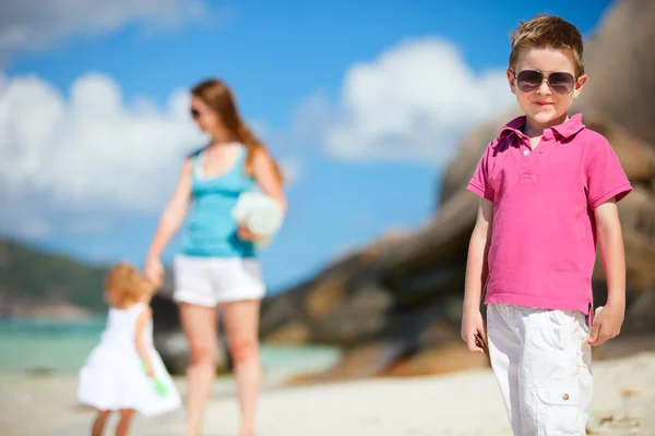 Joven Madre Con Sus Dos Hijos Vacaciones Playa Tropical — Foto de Stock