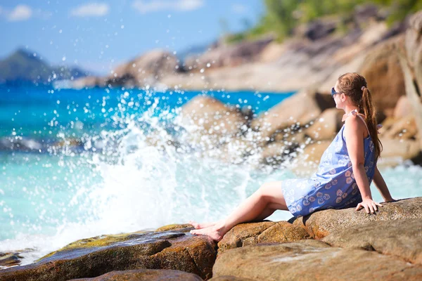 年轻漂亮的女人放松对岩石海岸 — 图库照片