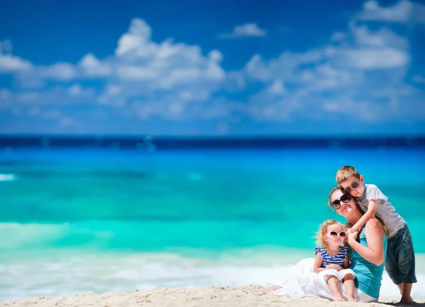 Madre con bambini sulla spiaggia tropicale — Foto Stock