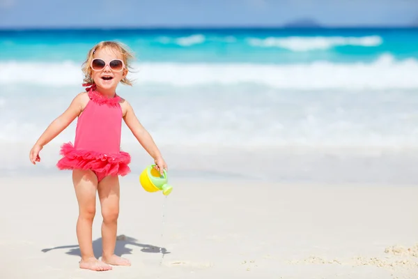 Adorável Menina Brincando Com Brinquedos Praia Praia Areia Branca — Fotografia de Stock