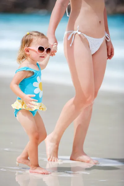 Anne Sevimli Küçük Kızı Kumsalda Yürüyen Closeup — Stok fotoğraf