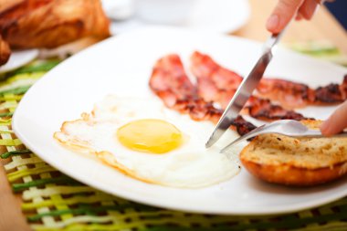 nefis bir kahvaltı. kızarmış yumurta, pastırma, tost, kruvasan, suyu ve taze kahve.