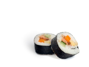 Japans eten: heerlijke futomaki (grote roll) geïsoleerd op witte achtergrond.