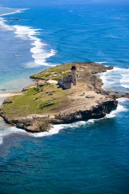 Havadan görünümü ile küçük bir ada, eski feneri turkuaz Hint Okyanusu suların Harabeleri