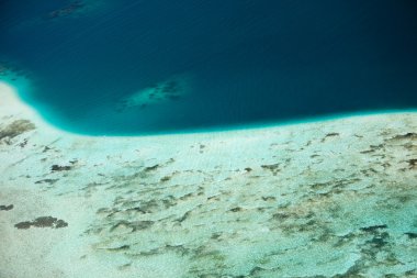 Havadan görünümü turkuaz suları ile Hint Okyanusu