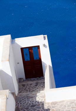 Hiçliğe açılan kapı. Yunan adası Santorini 'nin sembollerinden biri