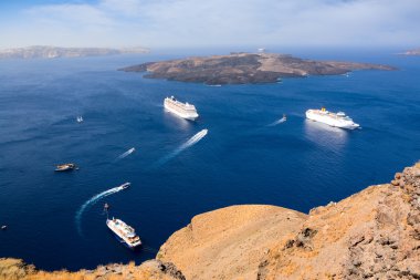 yolcu gemilerine ve muhteşem caldera view, santorini, Yunanistan