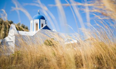 geleneksel Yunan Mavi kubbeli kilise sahada güzel Adası santorini, Yunanistan