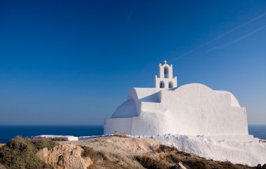 santorini, Yunanistan, güzel adada sahil yakınındaki geleneksel Yunan beyaz kilise