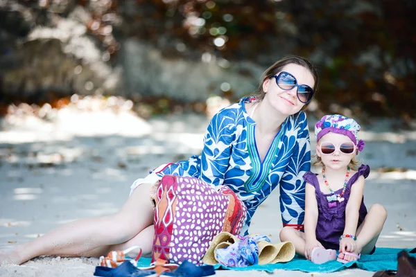 快乐妈妈和她可爱的小女儿在海滩上 — 图库照片