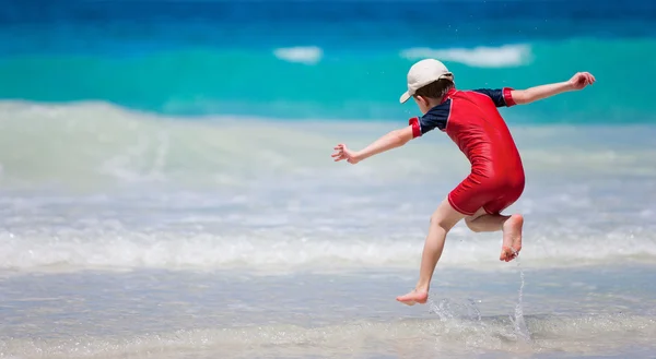 小男孩在海滩玩 — 图库照片