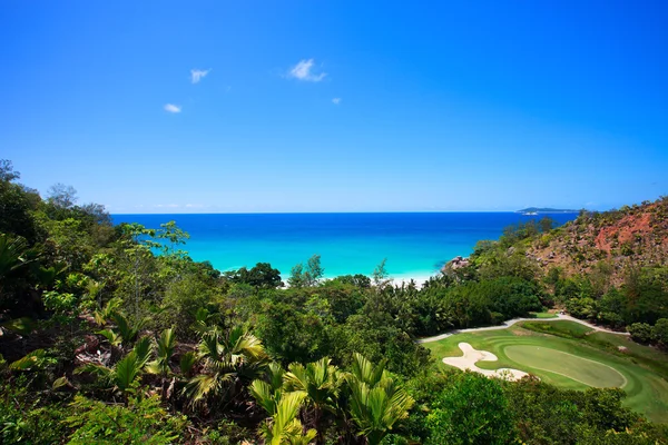 Tropisk strand och golf fält — Stockfoto