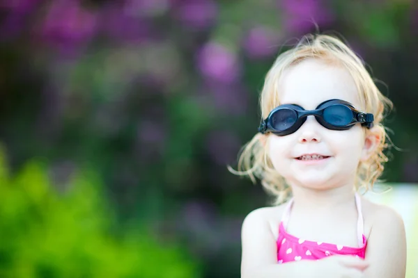 Roztomilé batole dívka v plaveckých brýlí — Stock fotografie