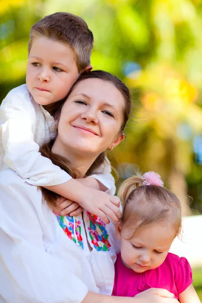 Porträtt Lycklig Mor Och Hennes Två Barn — Stockfoto