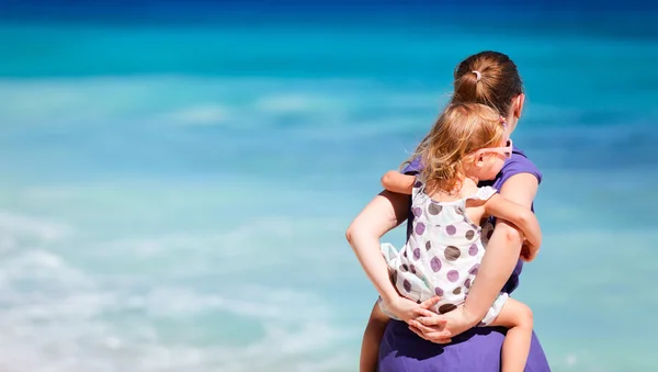 Junge Mutter Und Ihre Entzückende Kleine Tochter Strandurlaub — Stockfoto
