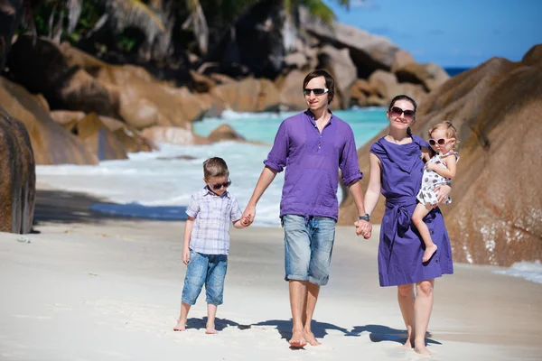 熱帯のビーチに沿って歩く 人の子供と幸せな若い家族の肖像画 — ストック写真