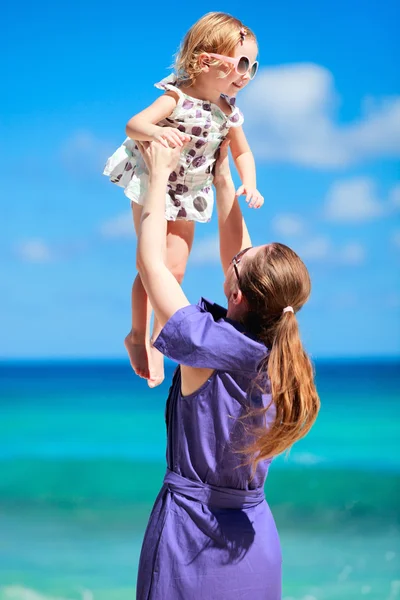 Junge Mutter Und Ihre Entzückende Kleine Tochter Strandurlaub — Stockfoto