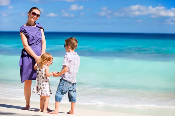 Jonge Moeder Met Haar Twee Kinderen Tropisch Strandvakantie — Stockfoto