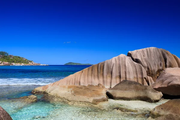 Красивое скалистое побережье Сейшельских островов — стоковое фото