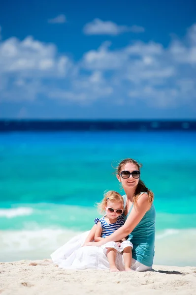 年轻的母亲和她可爱的小女儿在海滩度假 — 图库照片