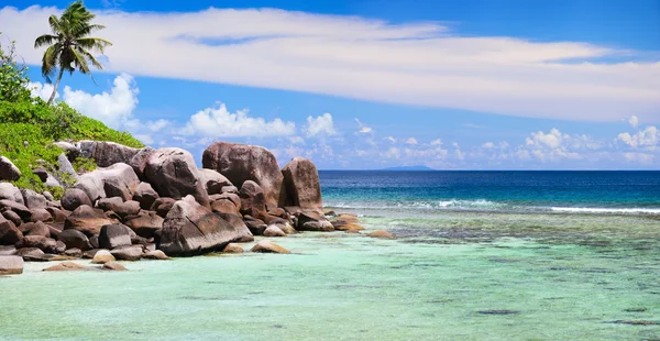 Krásné skalnaté pobřeží na Seychelách — Stockfoto