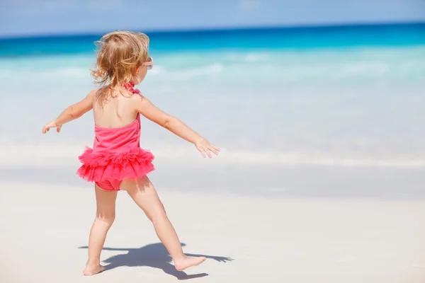 Petite fille sur la plage tropicale — Photo