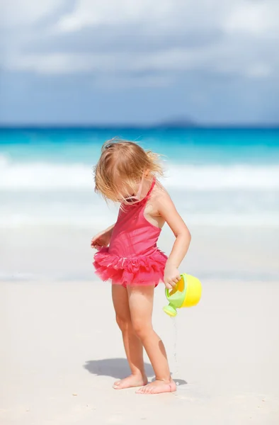 可爱的幼儿女孩在白沙滩上玩海滩玩具 — 图库照片