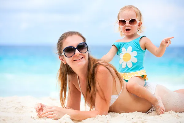 해변에서 휴가를 보내고 어머니와 귀여운 — 스톡 사진