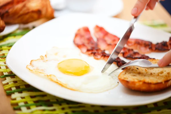 Вкусный Завтрак Яйцо Бекон Тосты Круассаны Сок Свежий Кофе — стоковое фото