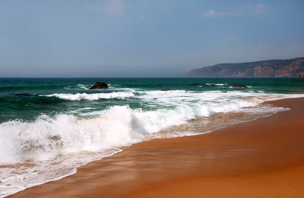 Красивый Вид Песчаный Пляж Горы — стоковое фото