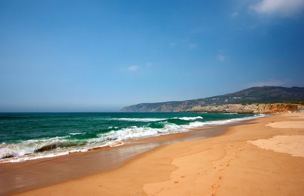 砂浜のビーチと山脈の素晴らしいビュー — ストック写真