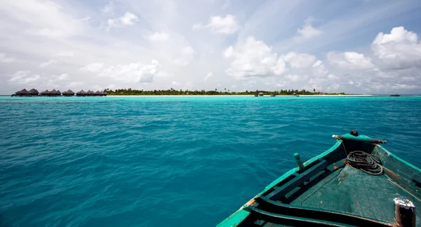 船海の地平線で目に見える小さな熱帯の島に行く — ストック写真