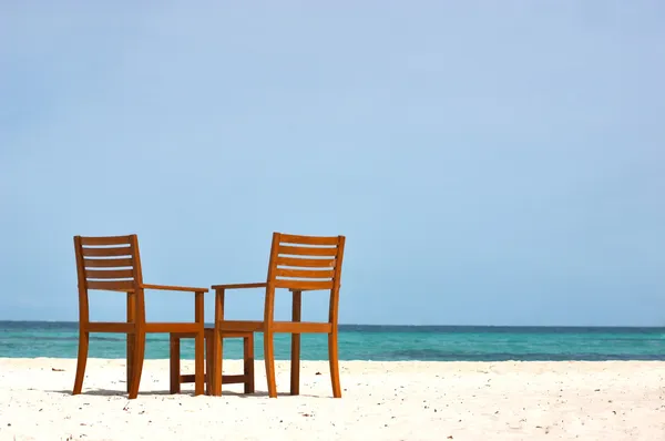 Chaises sur la vue du rivage — Photo