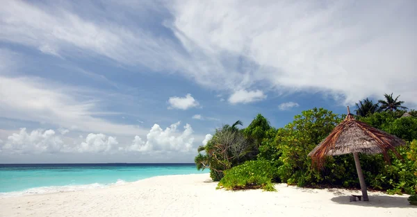 Güneş Şemsiyesi Ile Tropikal Plaj Harika Görünümü — Stok fotoğraf